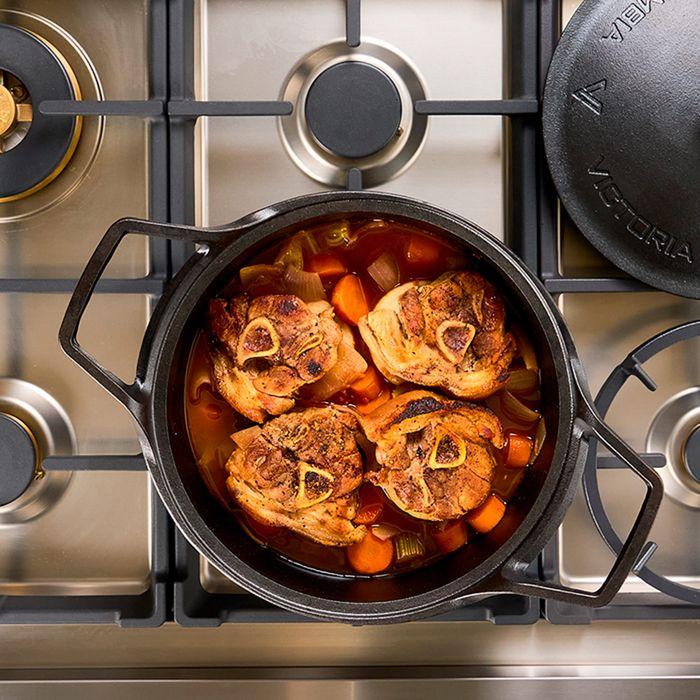 Cocotte Induction Fonte Assaisonnée 30 cm, Dutch Oven 5,7L, Sans PTFE et PFOA Victoria 34733 Noir