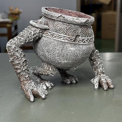 [Classic Gnome Planter] 1pc Classic Resin Gnome Planter - Creative Game-Themed Ornament, Outdoor Statue Garden Decoration,No Electricity Needed