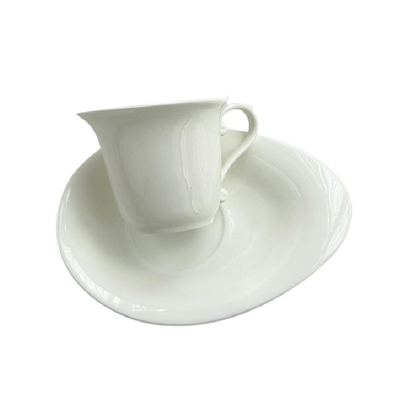 Unregelmäßige Keramiktasse und Untertasse, französische Luxus-Espressotasse, Kaffeetasse und Untertasse aus rein weißer Keramik für den Nachmittagstee