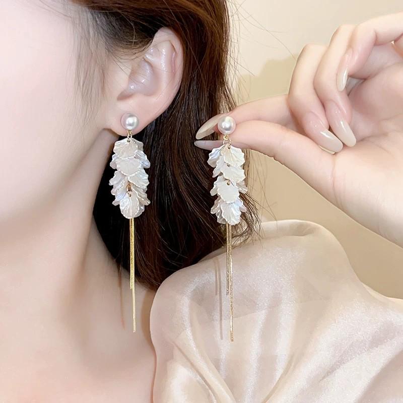 Retro White Pearl Tassel Earrings for Women – Elegant Niche Design