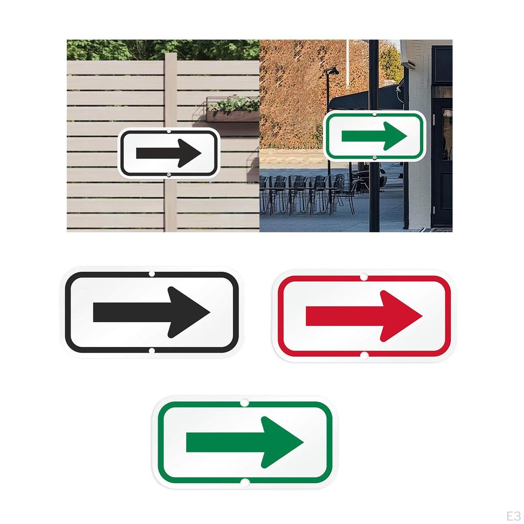 Pfeilförmiges Verkehrszeichen mit reflektierenden Buchstaben auf der Innenseite