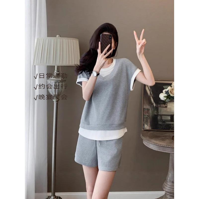 Summer Casual Sportswear Set for Women - Two Loose-fitting T-shirts and Shorts in Summer Style, in A Two-piece Set.