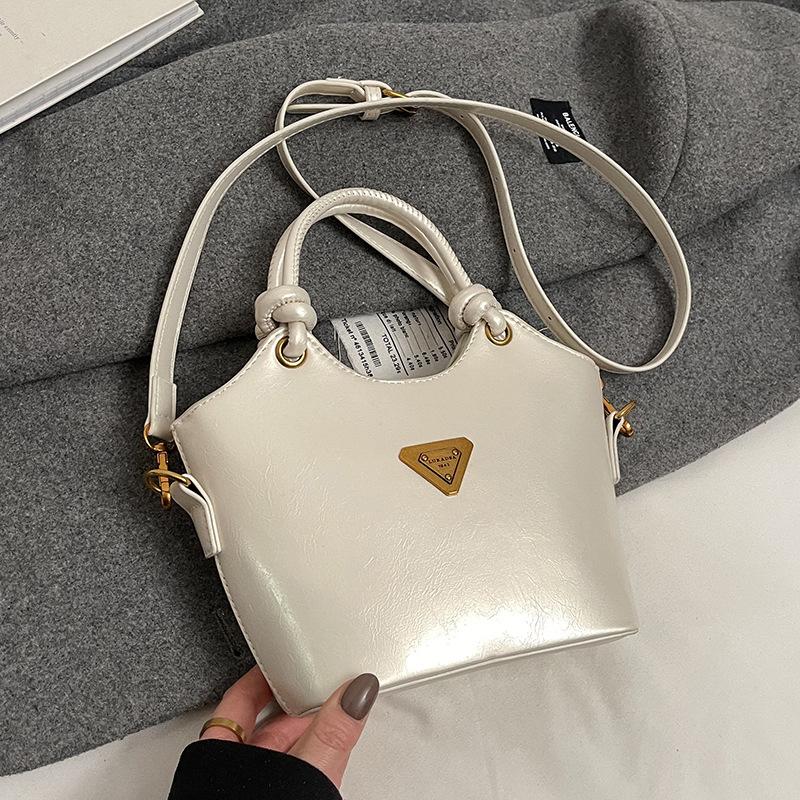 Popular New Products, Niche Fashionable Simple Temperament, Portable Bucket Bag, Korean Version of Casual Commuting Versatile Messenger Bag, Women