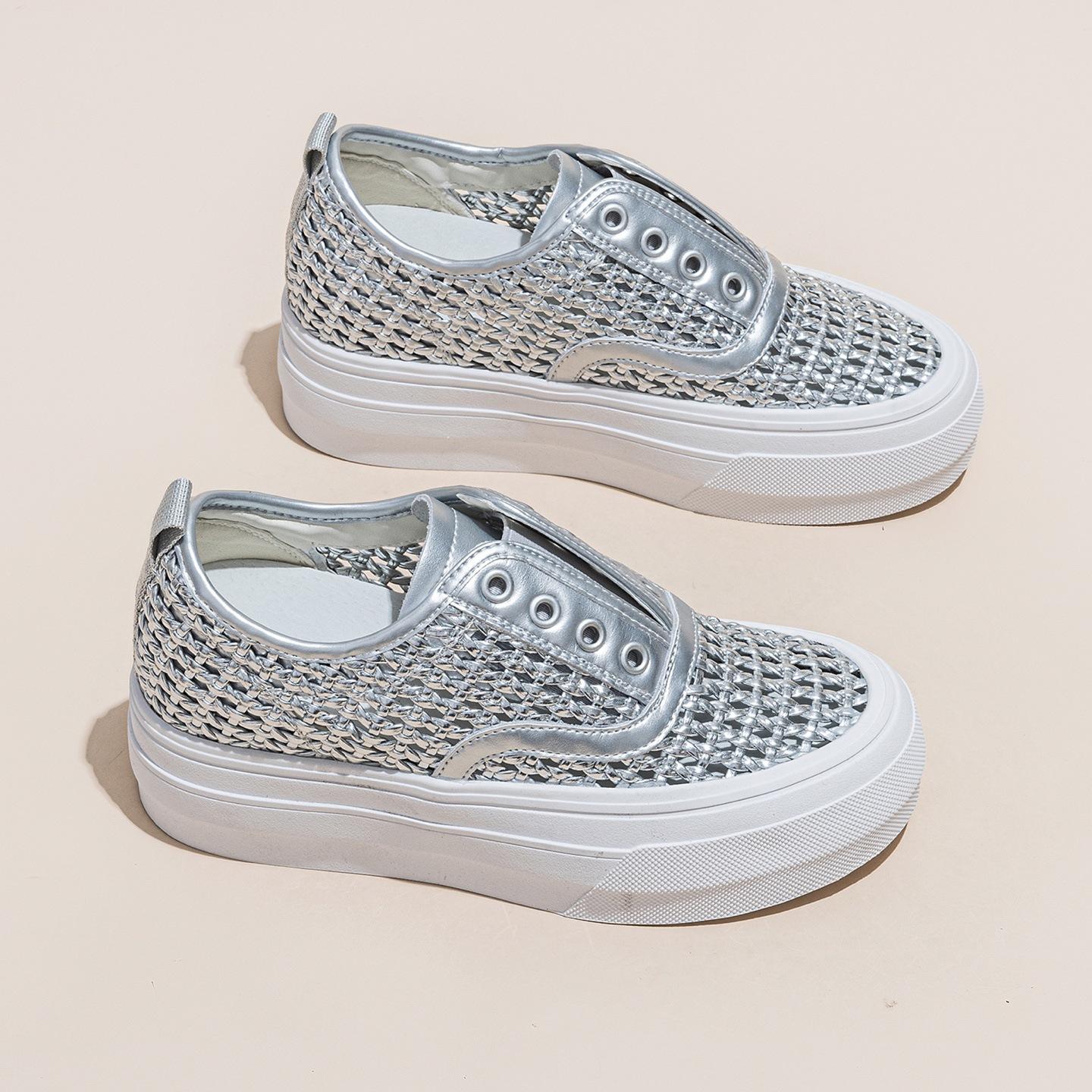 

Маленькие белые туфли на толстой подошве женские 2025 новая летняя уличная модная универсальная полая дышащая обувь на одной педали ленивые парусиновые туфли 40 серебряный