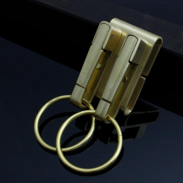 Handgefertigter Edelstahl-Schlüsselanhänger mit Leder-Gürtelschlaufe - Klassisches Sportaccessoire für Herren