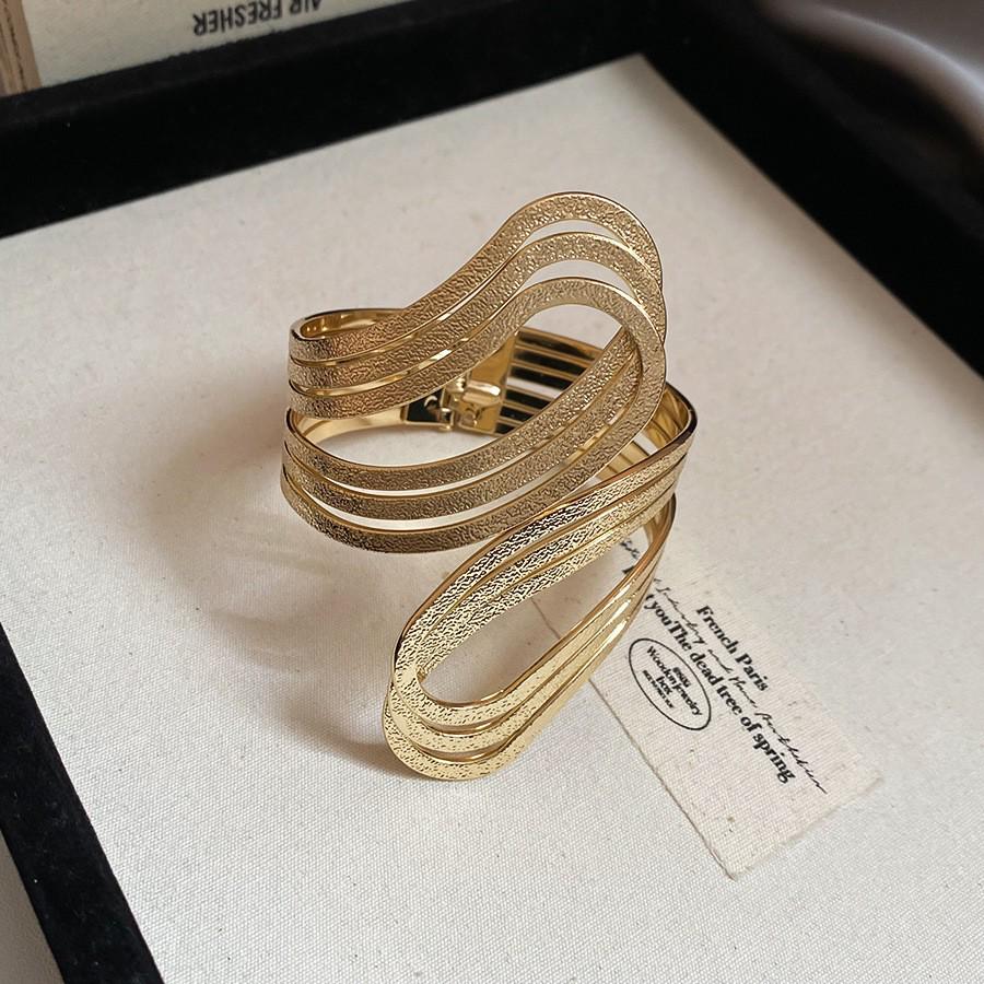 European-American Geometric Metallic Open Bangle: Simple, Versatile, Niche Design Bracelet