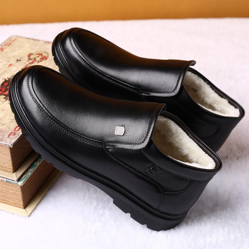 

Cotton shoes men s winter warm velvet thickened short hair men s cotton leather shoes medium and old non-slip dad shoes large size 44 чорний