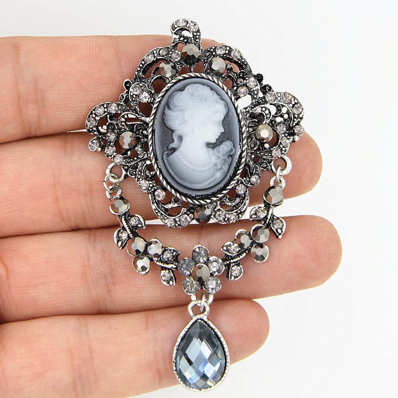 

Vintage Classic Women Men Fashion Relief Crystal Alloy Brooch Badges Retro Baroque Lady Pendant Clothing Coat Pin Corsages Gift
