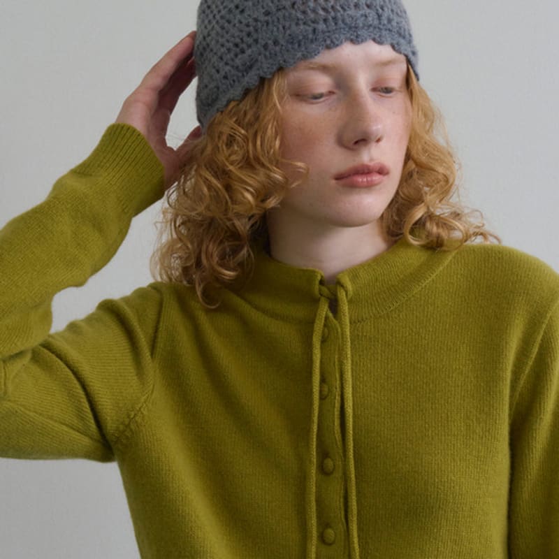 TINKNIT Virkad ribbstickad mössa_kräm/kol