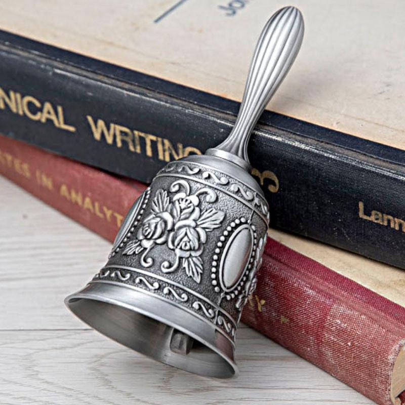 

Hand Bell Call Retro Hand Held Zinc Alloy Craft Party Festival Supplies Tea Time Engagemente Party Wedding Bells Home Decoration 5.5x5.5x11.3CM