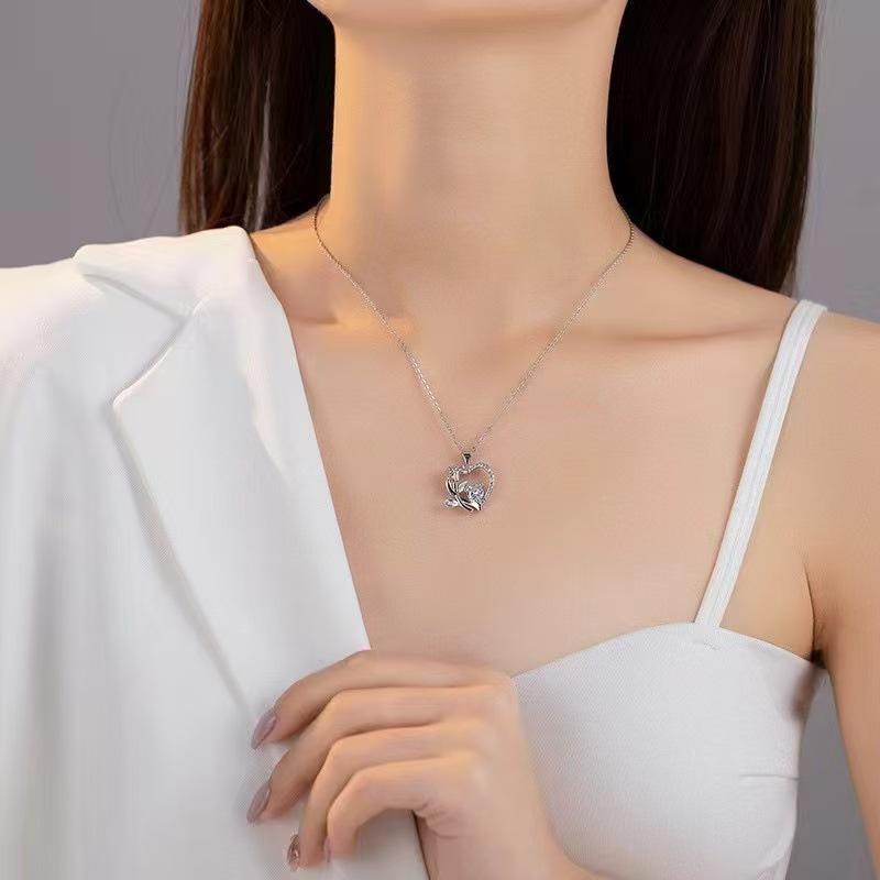 Elegant Zircon Rose Heart Necklace: Versatile Light Luxury Clavicle Chain Gift for Women