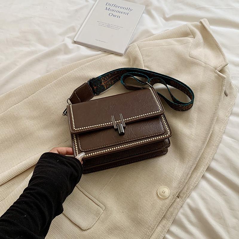 Stilvolle und einfache kleine quadratische Tasche mit breitem Schultergurt, Retro-Trend, Klappverschluss, vielseitiger Trend, diagonale Spannweite, einzelne Schultertasche für Damen