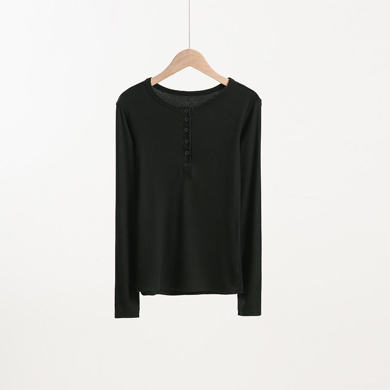 

Женская футболка облегающего кроя с длинным рукавом, полуоткрытым воротником и пуговицами