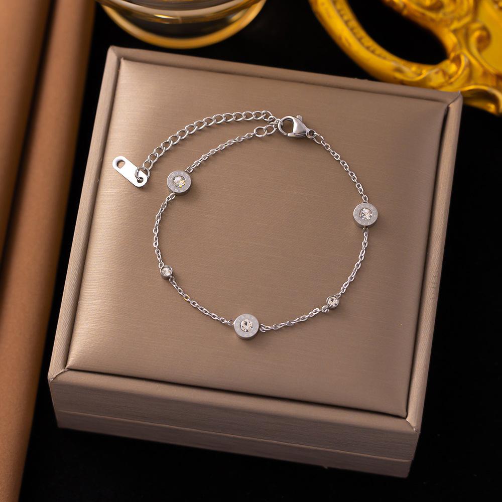 18K Gold Plated 316L Fashionable Titanium Steel Bracelets Waterproof Heart Roman Numerals Queen's Chain Link Bangles