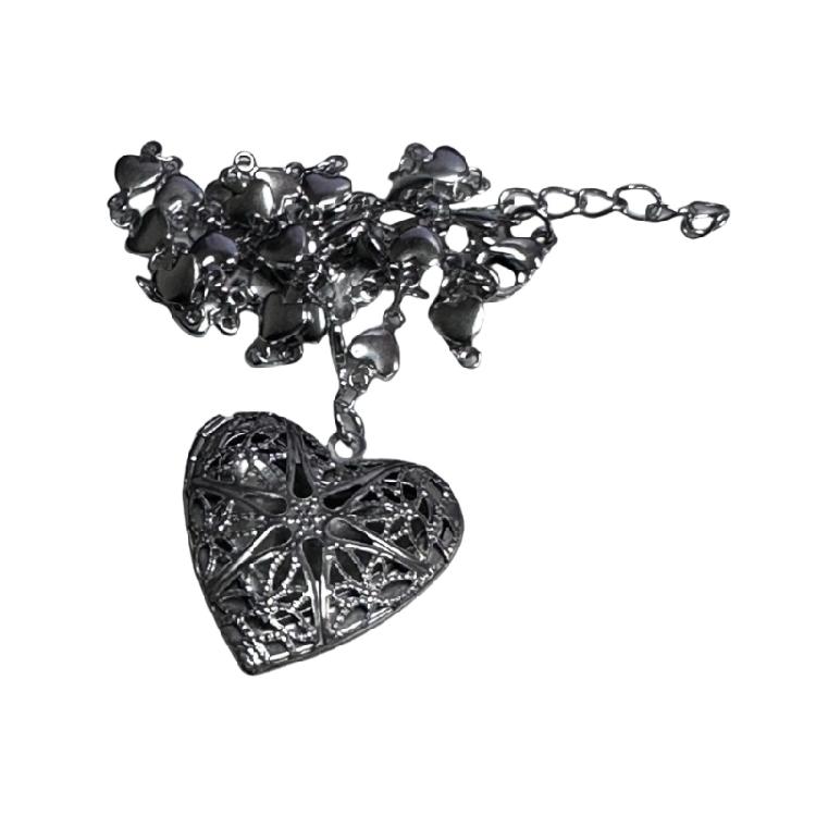 Heart Locket Necklace Featuring Delicate Engravings Vintage Neck Jewelry Fashion Accessory for Modern and Retro Styles