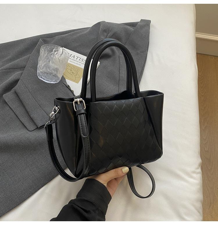 

Fashion portable small bag women s 2025 summer new commuter messenger small square bag niche casual diamond bucket bag
