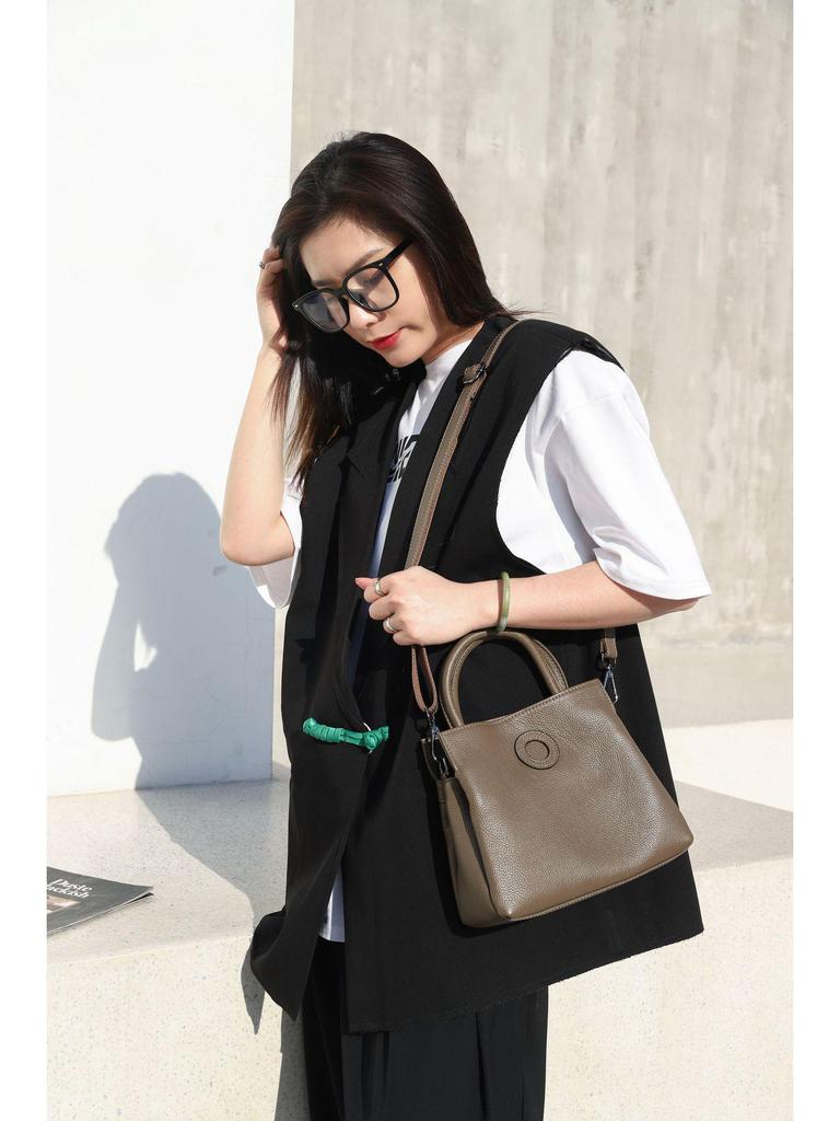 2025 Genuine Leather Women's Tote: European & American Style, Large Capacity Commuter Shoulder Bag