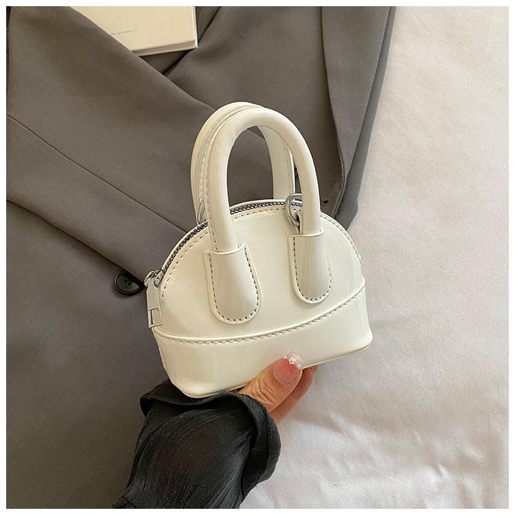 

2025 новая женская сумка модная мини портативная сумка-ракушка универсальная сумка через плечо для интернет-знаменитостей изысканная сумка-мессенджер белый