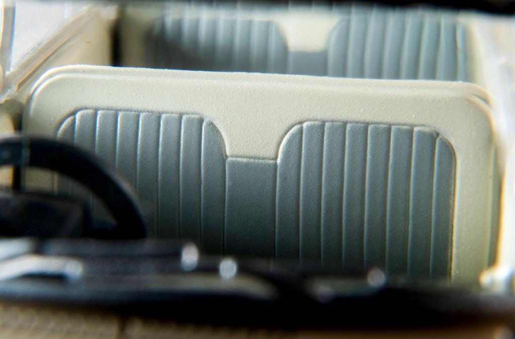 TOMYTEC Tomica Limited Vintage 1/64 LV-65d Datsun Bluebird 1200 Deluxe Beige 1963 Model (Finished Product)