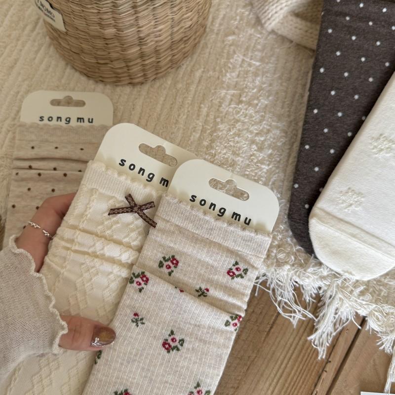 Women's Autumn and Winter Oat Color Small Retro Floral Bow Mid-calf Pile-up Socks