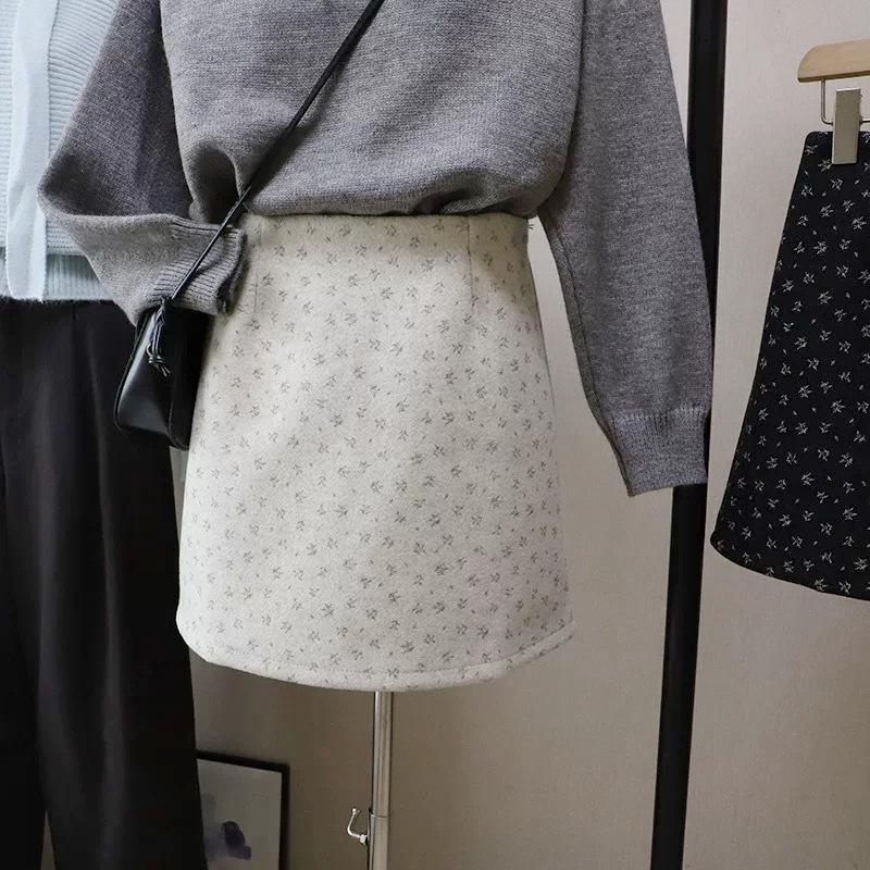 

Women s Floral Wool A-Line Mini Skirt - High-Waisted, Hip-Hugging, with Anti-Exposure Shorts, Perfect for Autumn and Winter. S