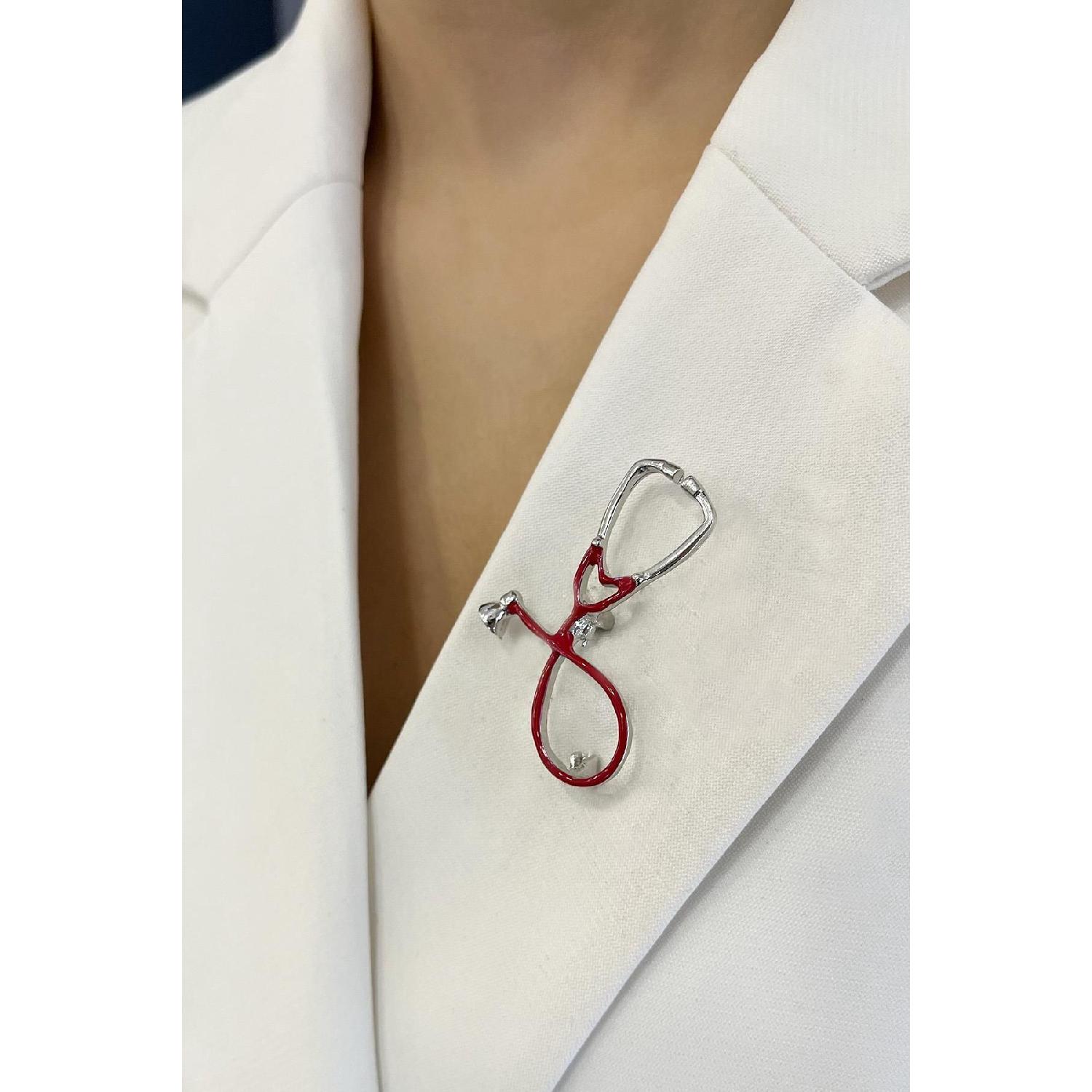 

Брошь Медсестра-врач с красной эмалью Цетоскоп (5см)