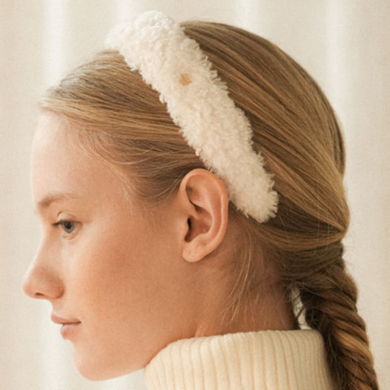 

FOLNUA КВАДРАТНЫЙ ЛОГОТИП ПУШИСТАЯ ПОВЯЗКА ДЛЯ ВОЛОС [ЦВЕТ СЛОНОВОЙ КОСТИ] FREE