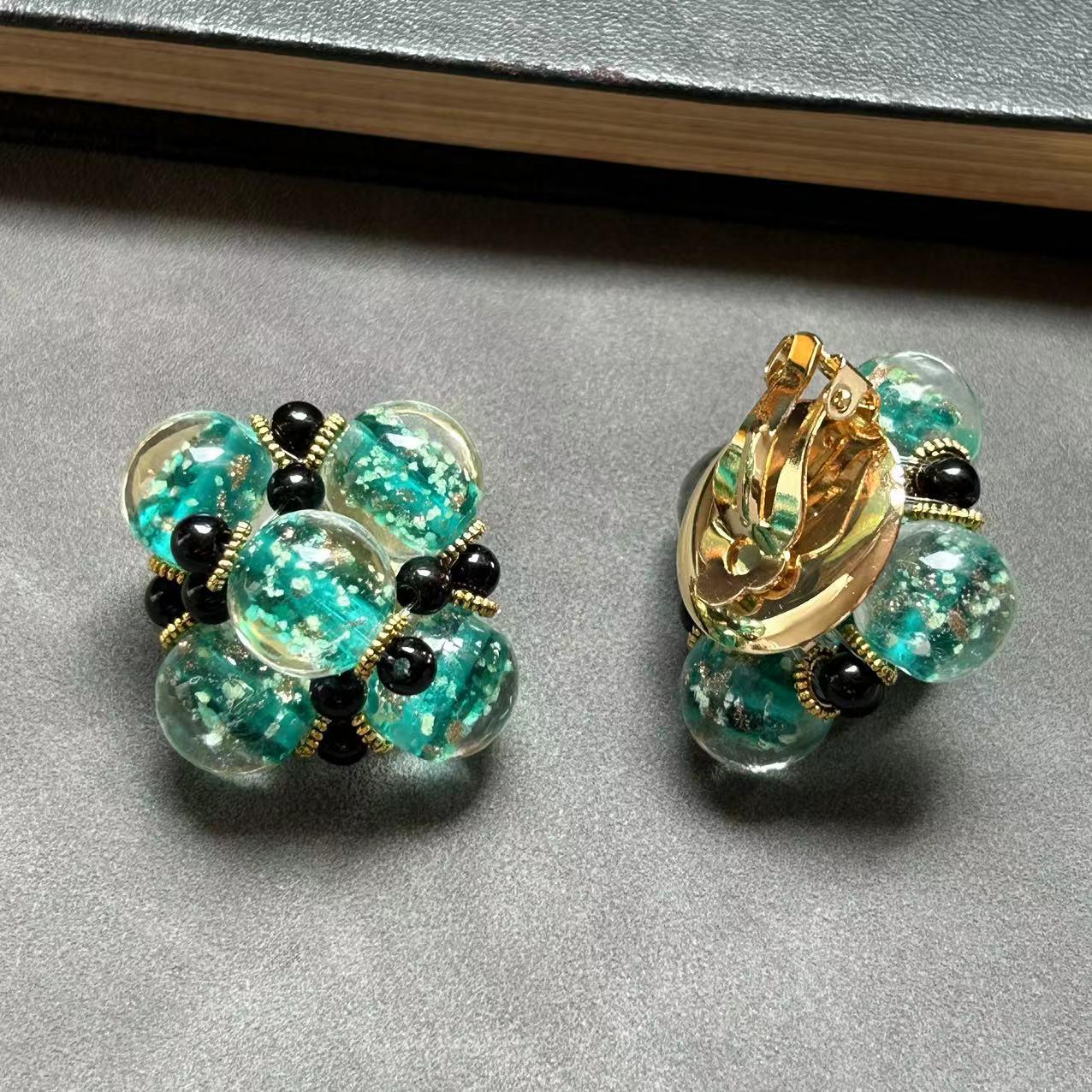 

Винтажное ожерелье из зеленого и золотого песочного стекла и набор серег-клипс