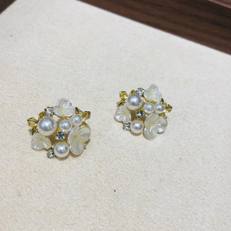 Vielseitige Perlenblumen-Ohrstecker S925 Silberstift Nische Modedesign Sinn Hochwertiger Schmuck Großhandel