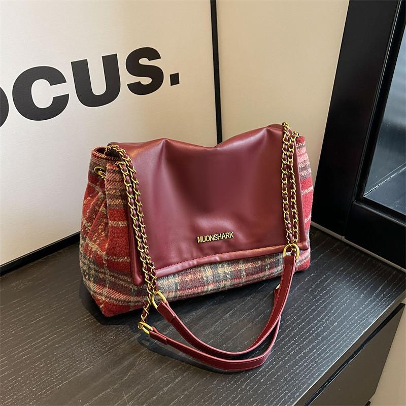 Сумка под мышкой большой вместимости Женская 2023 Новый тренд Высококлассная французская нишевая шерстяная сумка-тоут Ретро сумка через плечо Красная красный