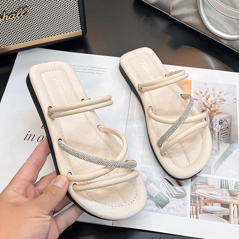 Two wearing sandals, women's 2025 summer new muffin thick-soled one-word drag leather beach shoes
