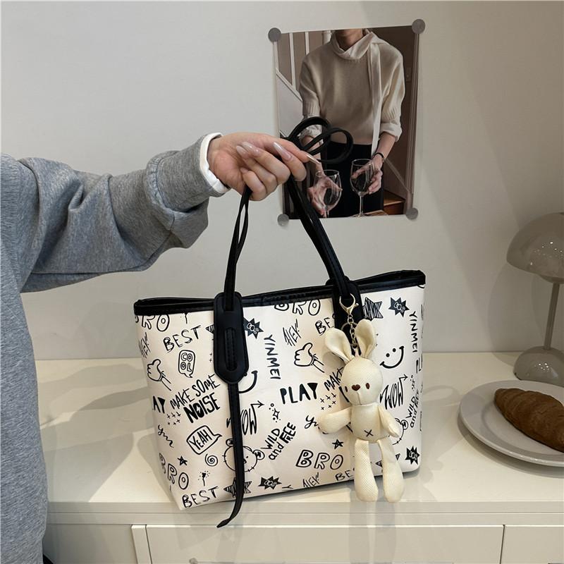 

Милая и вместительная осенняя новая сумка-тоут, женская универсальная трендовая модная с принтом, персонализированная повседневная на плечо no pendant чёрный