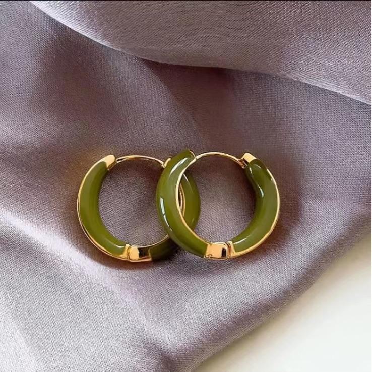 

2026 Trendy Enamel Ear Studs: Elegant Niche Design, Sophisticated Retro Hong Kong Style for Women зелений