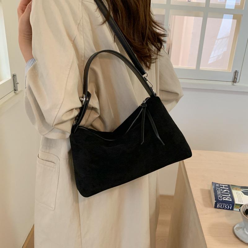 Premium sense niche bag women's autumn and winter 2025 new matte retro messenger bag casual explosion portable dumpling bag