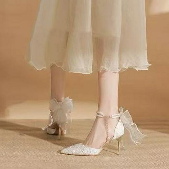 

Белые атласные туфли на высоком каблуке с цветком: Французская свадебная и церемониальная обувь 34