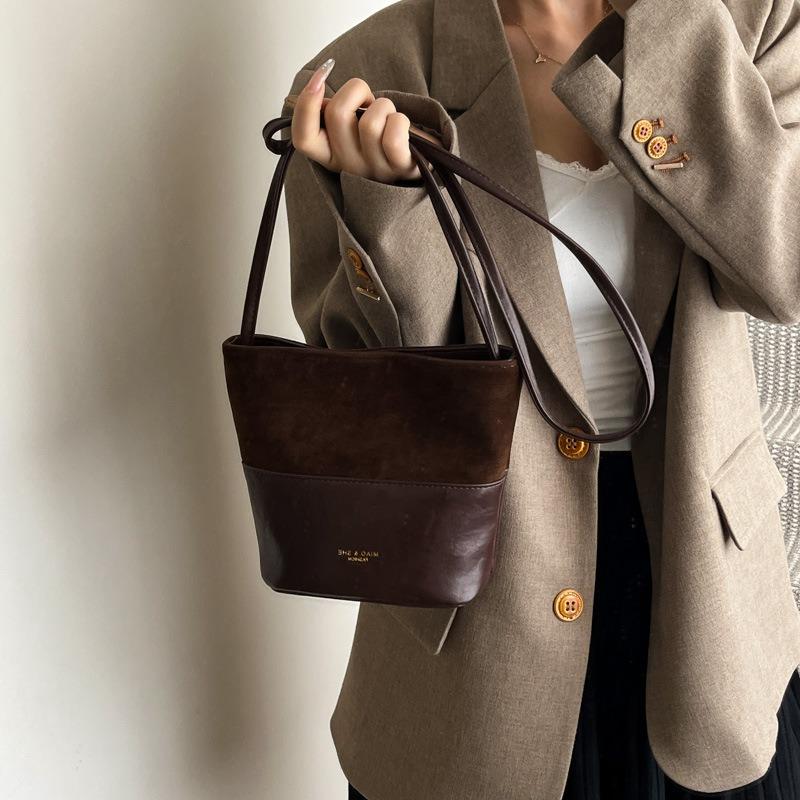 Premium matte leather splicing bucket bag women's new fashionable retro lightweight small bucket bag casual messenger bag