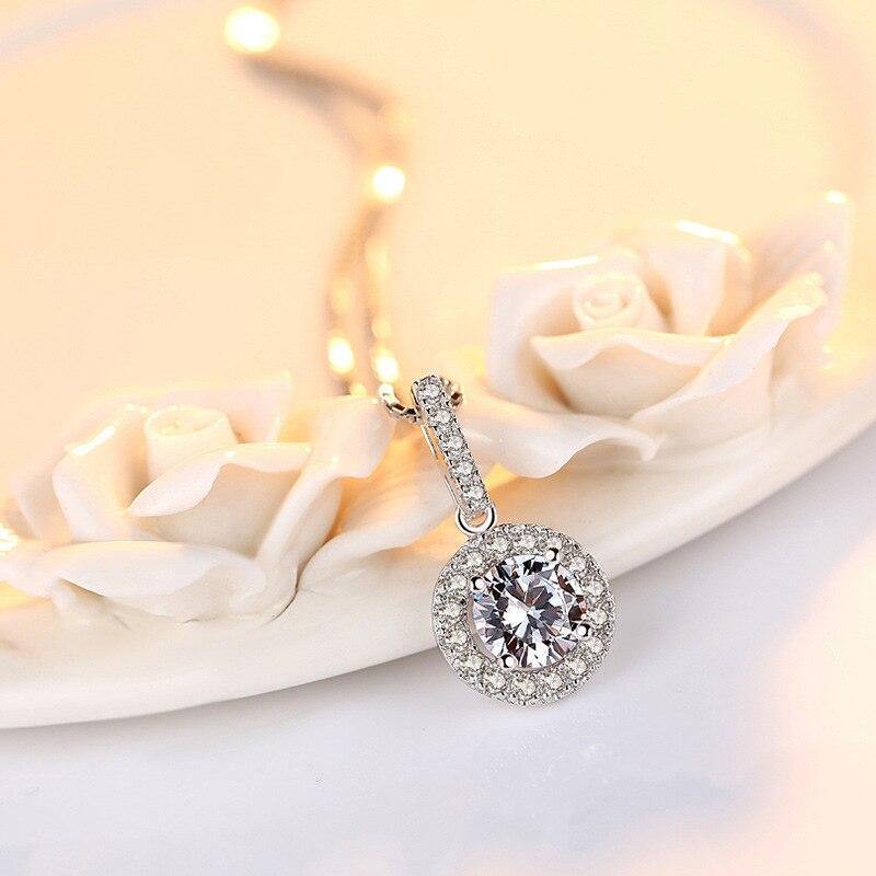 Ladies' Circular Pendant Necklace with Synthetic Zircon Accents on The Collarbone Chain, Fashionable and Sparkling Jewelry, Birthday Gift