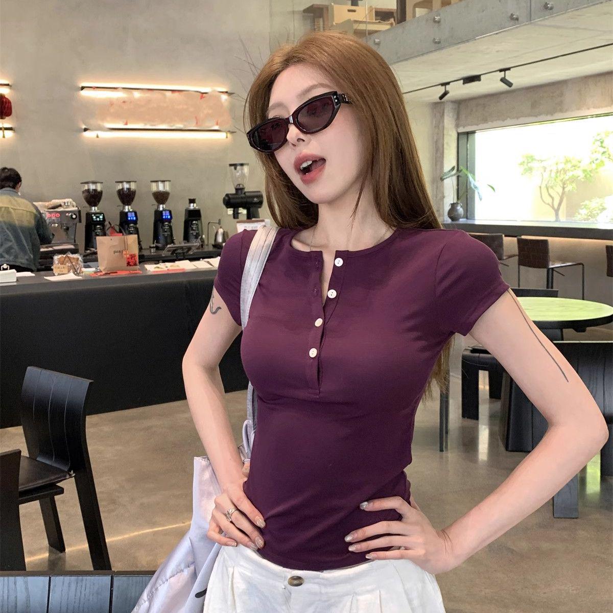 

Женская фиолетовая футболка с коротким рукавом, полуоткрытым воротником, приталенного кроя Large фиолетовый