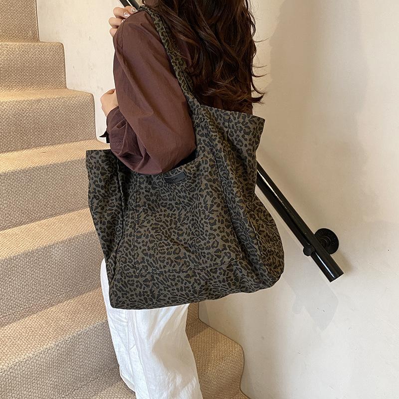 Canvas Bag Women's Large Capacity 2025 New Summer Leisure Leopard Print Shoulder Shopping Bag Class Commuter Tote Bag