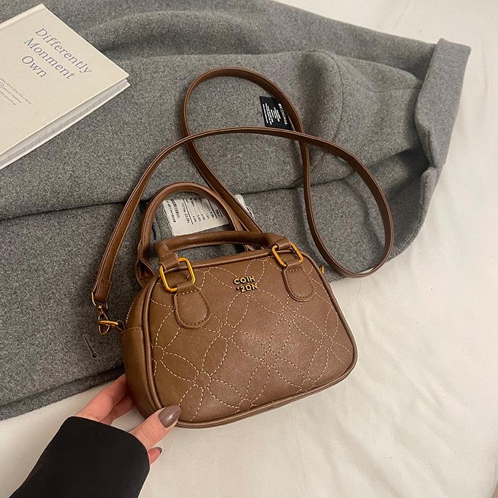 

Retro high-end hand carry small square bag women s new fashion versatile shoulder bag commuter messenger bag