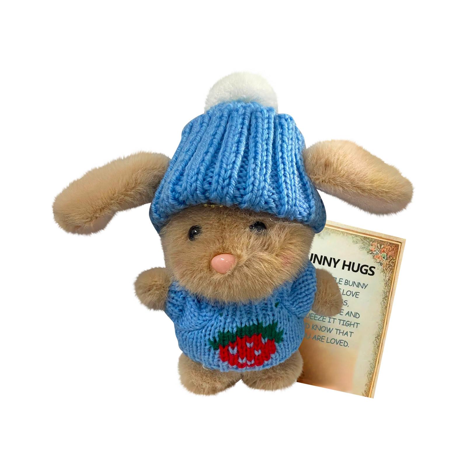 

Маленький кролик обнимает милый пасхальный подарок, пасхальный плюшевый кролик с вязаной шапкой и мячом, мягкий карманный кролик с подарочной коробкой и открыткой One Size синий