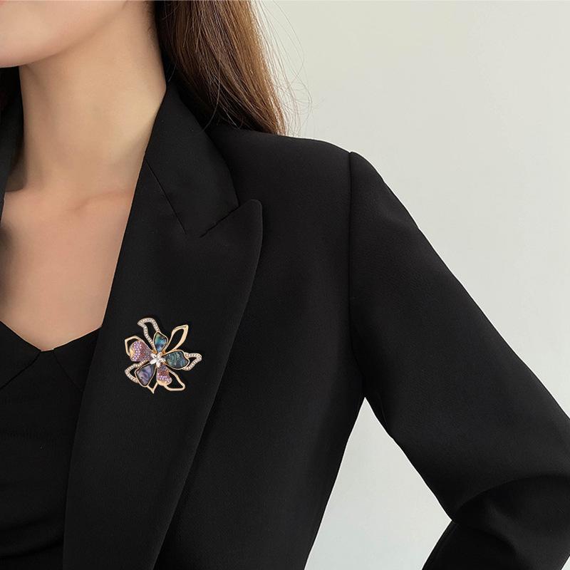 Elegant Rhinestone Bow Brooch with Imitation Abalone Shell for Coats and Sweaters - European and American Fashion Style.