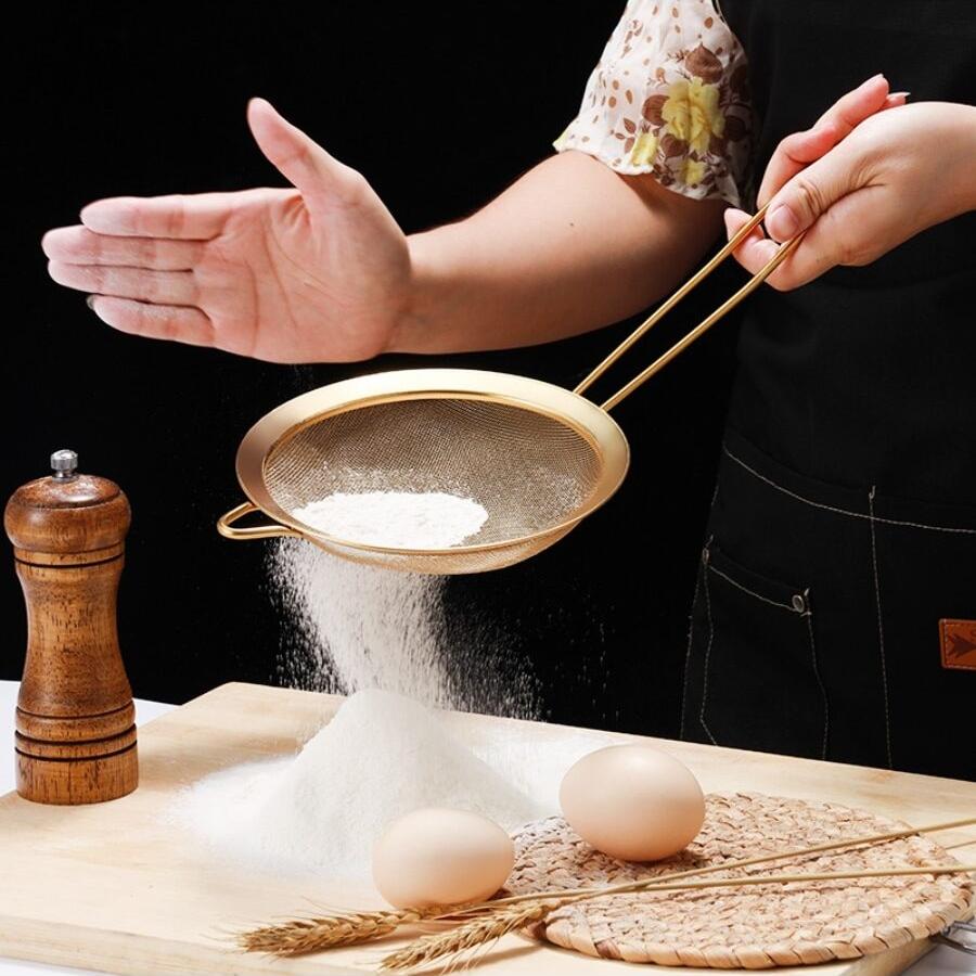 1 stk Rustfritt stål dørslag kjøkken bakeri gull sil med krok oljeskje soyamelk juice rismelk filter mel sikt