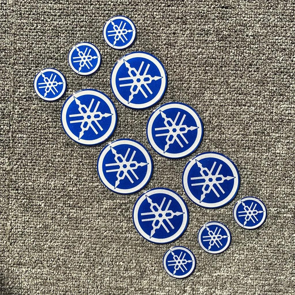 Motorrad Aufkleber für Yamaha 3D Logo Reflektierend Geeignet für Xunying Qiaoge I125 Modifiziertes Rennauto Weicher Klebstoff Dekor