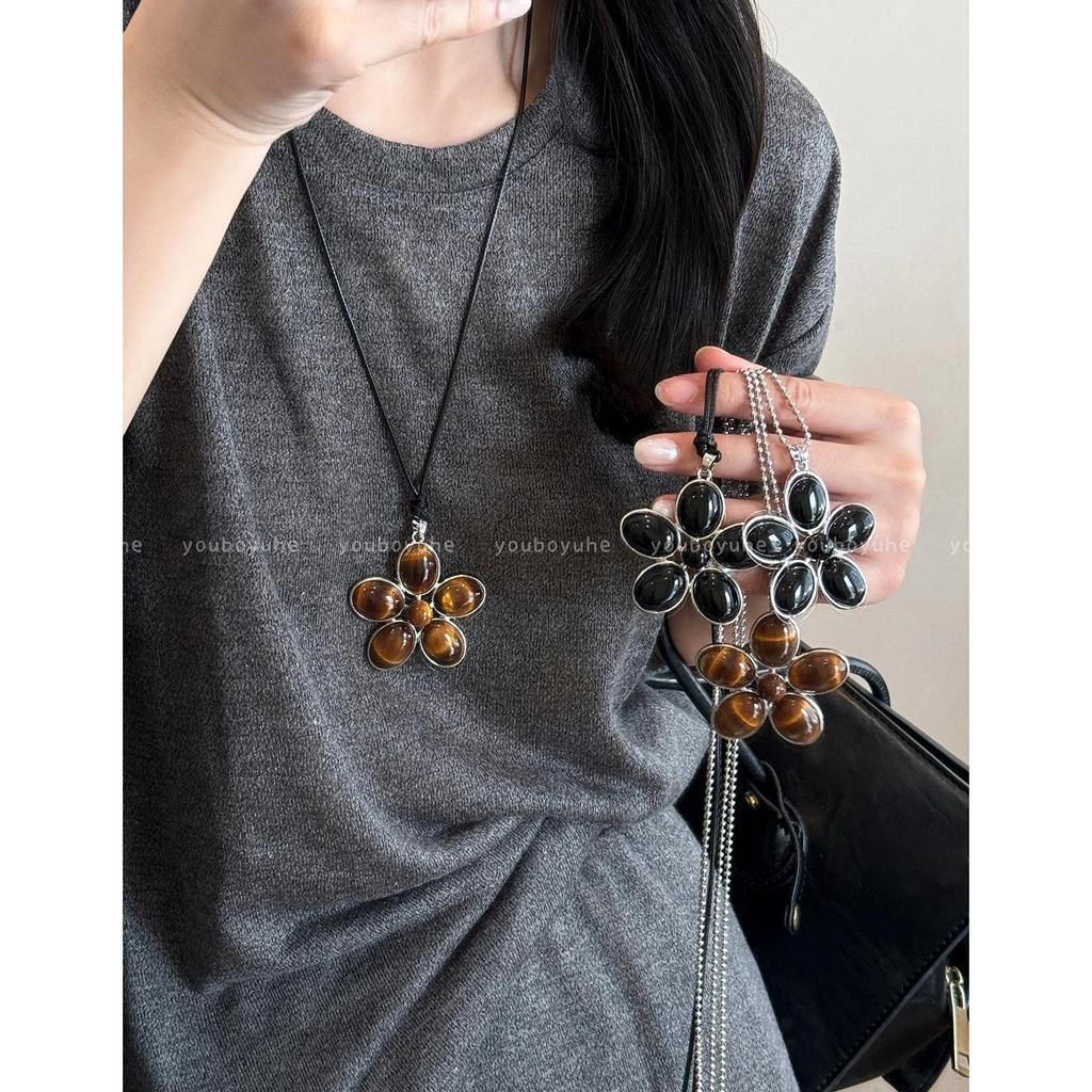 Blogger's Style: Meillard Tiger Eye Flower Pendant Necklace for Women - High-End, Long Sweater Chain with Unique Personality