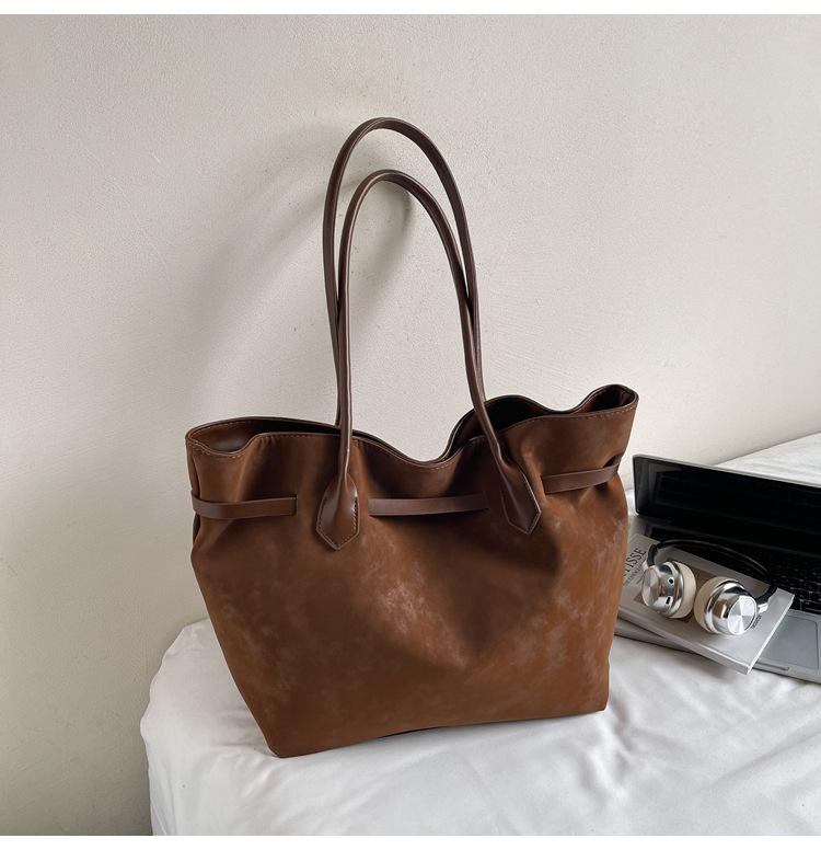 

Сумка-тоут на плечо женская 2025 новая ретро большая вместимость подмышечная сумка модная для работы большая сумка тренд коричневый