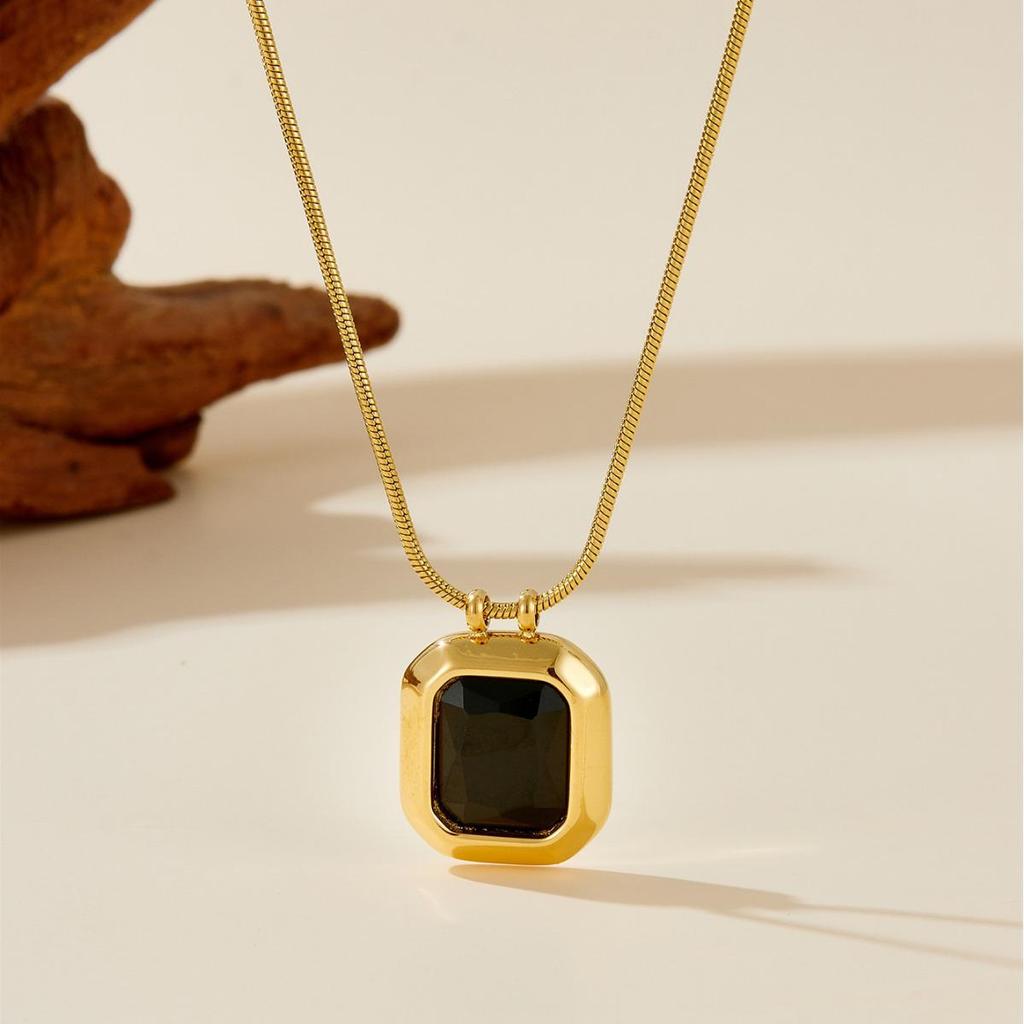 European and American Emerald Pendant Necklace: Women's Light Luxury, 18k Gold-Plated Clavicle Chain