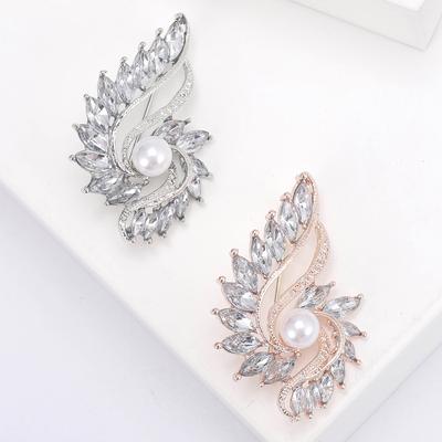 Fashion Small Crystal Pearl Brooch Embellished Suit Pin Simple Small Fresh Anti-Light Fixed Buckle Dual-Purpose