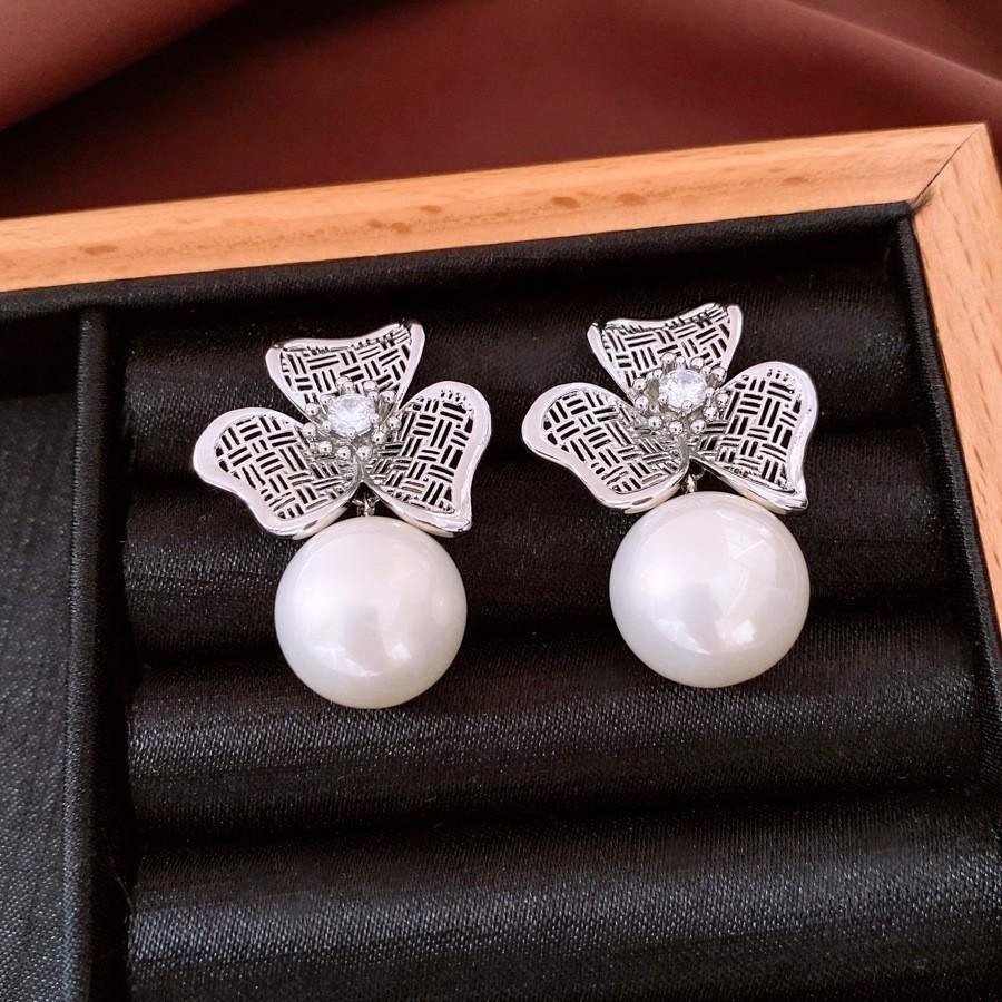 Silver Needle Diamond Oval Pendant Fringed Earrings Medieval Vintage Court Style Stud Earrings Light Luxury Retro Earrings