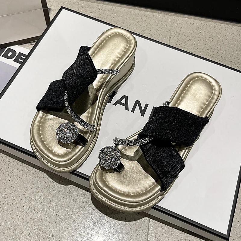 

Мода 2024 года, новые домашние тапочки, туфли на платформе, женские блестящие шлепанцы, модные низкие летние желейные роскошные резиновые каблуки из искусственной кожи с копытами из ткани 37 чёрный